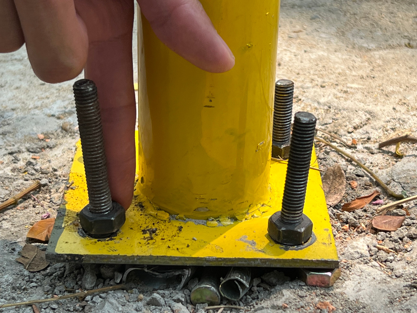 Bên cạnh đó, những đinh vít dùng để cố định các cột tuyên truyền nhưng phần đầu nhọn chĩa lên trên khoảng 3-4cm cũng trở thành những cái “bẫy” nguy hiểm khiến người đi đường dễ bị đâm vào chân gây thương tích nếu thiếu quan sát.