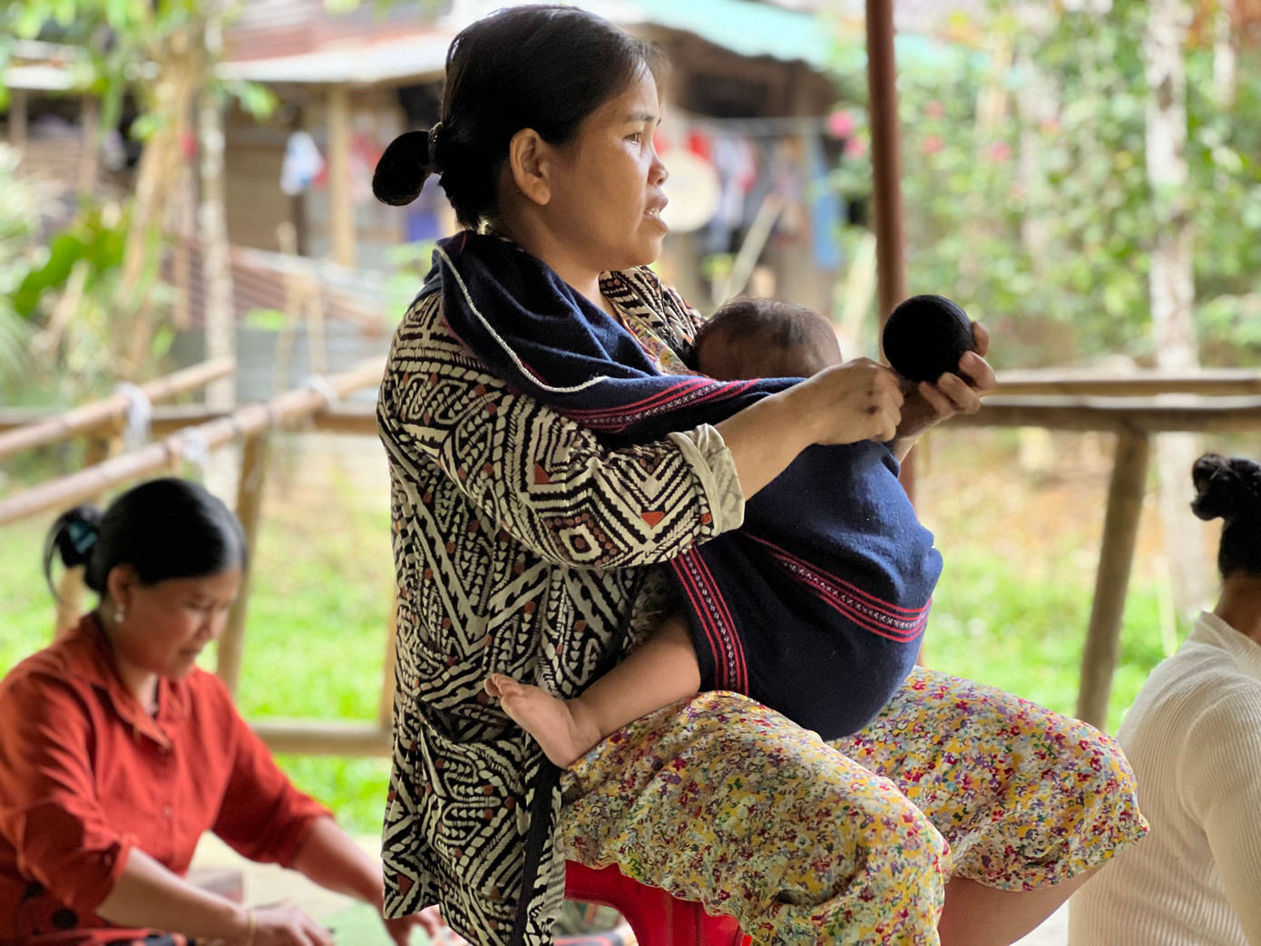 Không có người trông con, nhiều phụ nữ đồng bào nhờ có chiếc địu tự tay dệt vừa trông con, vừa rảnh tay để làm việc, từ những việc nhẹ nhàng như giặt giũ, dệt vải, nấu cơm đến những việc nặng nhọc như lấy củi, giã gạo, làm nương rẫy…