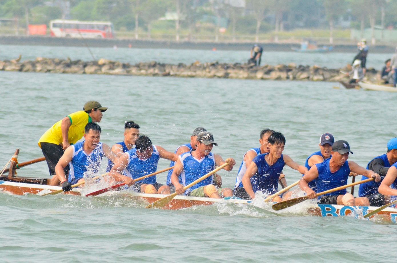 So với các năm trước, các đội đua năm nay đều mạnh, chiến đấu hết sức vì màu cờ sắc áo cho đội mình, tạo nên không khí sôi nổi, hấp dẫn. Ảnh: Thái Lâm.
