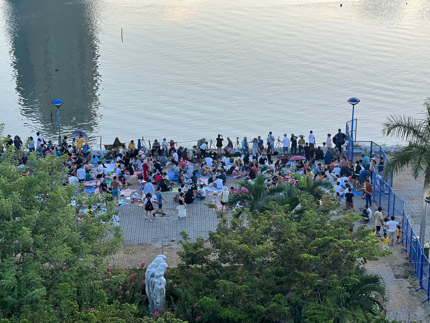 Rất đông người dân, du khách kéo về cạnh khán đài. Từ tuần trước, vé đêm chung kết, vé ngồi từ khách sạn dọc tuyến đường Trần Hưng Đạo đã bán hết từ tuần trước. Rất đông người dân, du khách kéo về cạnh khán đài. Từ tuần trước, vé đêm chung kết, vé ngồi từ khách sạn dọc tuyến đường Trần Hưng Đạo đã bán hết từ tuần trước.