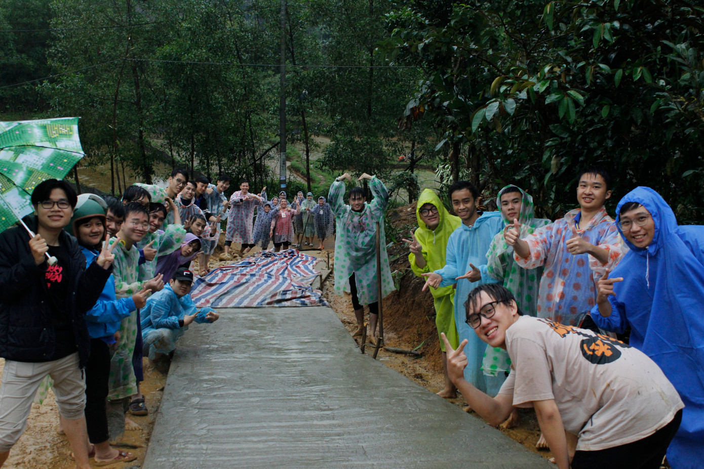 Cùng với sự hỗ trợ của địa phương, CLB đã làm được một đoạn đường bê tông dài 40m giữa trời mưa rét. Anh Lê Hoàng Trung, Chủ nhiệm CLB chia sẻ, chuyến thiện nguyện này đã gắn kết yêu thương với người dân, đồng thời giúp các TNV gần gũi, gắn bó, cùng nhau hợp sức vì một xã hội tốt đẹp hơn. Cùng với sự hỗ trợ của địa phương, CLB đã làm được một đoạn đường bê tông dài 40m giữa trời mưa rét. Anh Lê Hoàng Trung, Chủ nhiệm CLB chia sẻ, chuyến thiện nguyện này đã gắn kết yêu thương với người dân, đồng thời giúp các TNV gần gũi, gắn bó, cùng nhau hợp sức vì một xã hội tốt đẹp hơn.