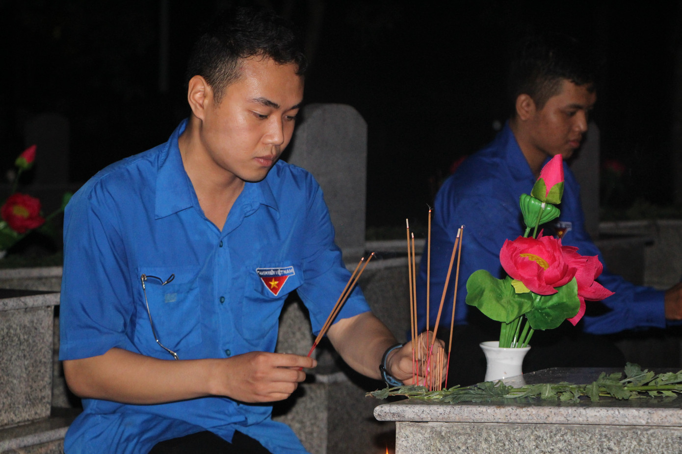 Theo anh Cao Lê Tùng Nghĩa, Bí thư Tỉnh Đoàn Quảng Ngãi, Tỉnh Đoàn đã thực hiện nhiều công trình, phần việc ý nghĩa như: Sửa chữa nhà cho gia đình có công với cách mạng; thực hiện công trình tôn tạo Nghĩa trang liệt sĩ xã Đức Phú, huyện Mộ Đức (trị giá 50 triệu đồng); thay gần 400 lọ hoa và hơn 7.000 đoá hoa sen tại các phần mộ liệt sĩ đồng loạt tại 16 nghĩa trang trên địa bàn tỉnh với tổng trị giá trên 90 triệu đồng…