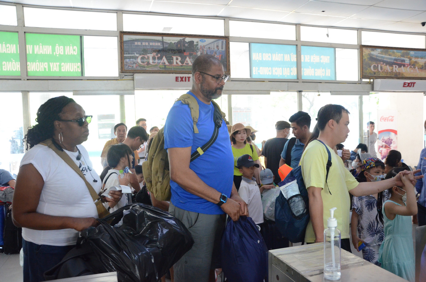 Bên cạnh những chuyến tàu chở người dân quay lại Đà Nẵng, nhiều đoàn du khách xếp hàng dài lên tàu đi du lịch.