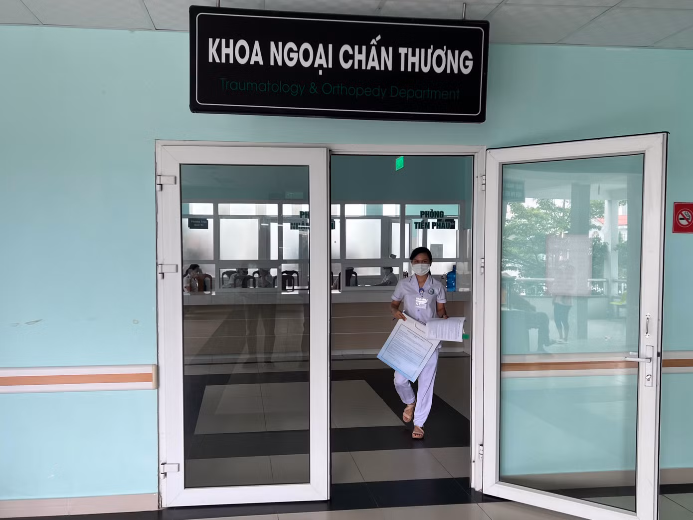 Hiện 2 bệnh nhân vẫn đang tích cực điều trị ở Khoa Hồi sức tích cực và Chống độc. Ảnh: Thái Lâm