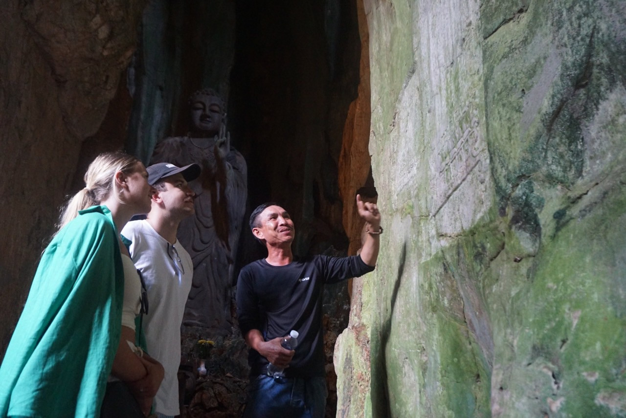 Ma nhai tại danh thắng Ngũ Hành Sơn là hệ thống gồm 78 văn bản bằng chữ Hán - Nôm được khắc trên vách đá và hang động.