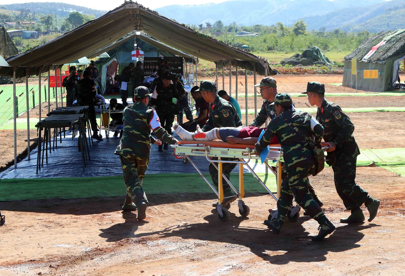 Trong tình huống giả định, các nạn nhân bị thương được đưa đến khu phân loại đầu tiên, sau đó nhân viên quân y nhanh chóng phân loại theo từng nhóm.