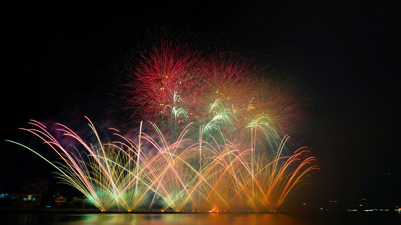 Khác với đội Australia, đội tuyển đến từ “đất nước hình chiếc ủng” Italia lại mang đến một màn trình diễn “hàn lâm” hơn với tên gọi Không gian cổ kính và ánh sáng hiện đại, lấy cảm hứng từ kiệt tác nghệ thuật Ambiente spaziale a luce nerea của nghệ sĩ người Italia Lucio Fontana.