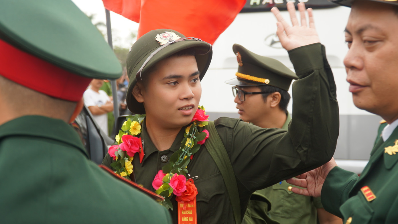 Hòa cùng không khí cả nước, thanh niên Trần Duy Toàn (quận Hải Châu) bày tỏ niềm háo hức khi mình trúng nghĩa vụ quân sự. &quot;Không chỉ là thực hiện đúng nghĩa vụ của mình đối với quê hương, đất nước, mà còn giúp mình trưởng thành, đặc biệt, nối tiếp truyền thống gia đình viết tiếp ước mơ ở môi trường mới&quot;, Toàn chia sẻ.