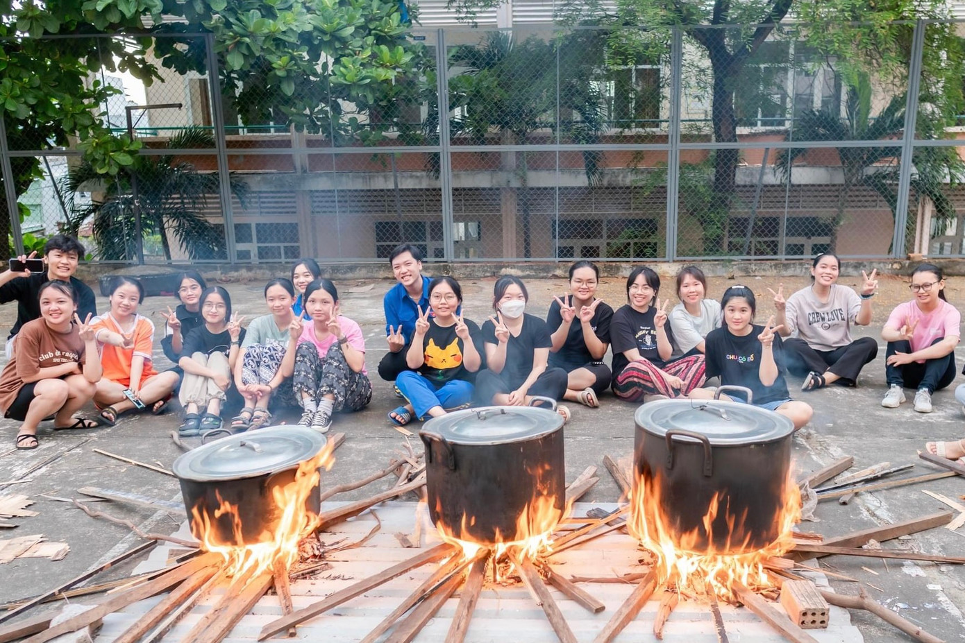Với tinh thần xung phong của tuổi trẻ, ĐH Kinh tế Đà Nẵng đã tổ chức nhiều hoạt động ý nghĩa khởi động chiến dịch Mùa hè xanh như: Nấu và phát mỳ Quảng cho các bệnh nhân tại bệnh viện; Thăm hỏi, động viên và tặng quà cho Mẹ Việt Nam anh hùng trên địa bàn; Dọn dẹp vệ sinh môi trường biển,... Ảnh: Thái Lâm.