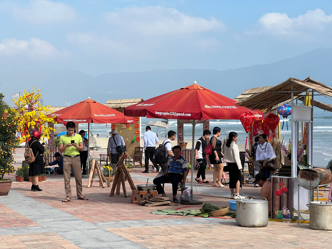 Sáng sớm, tại bãi biển Mỹ Khê (quận Sơn Trà), nhiều du khách người nước ngoài đã tham gia làm các món bánh bánh trong ngày Tết, tạo nên không khí rộn ràng, nhộn nhịp Tết cổ truyền. (Ảnh: Thái Lâm).