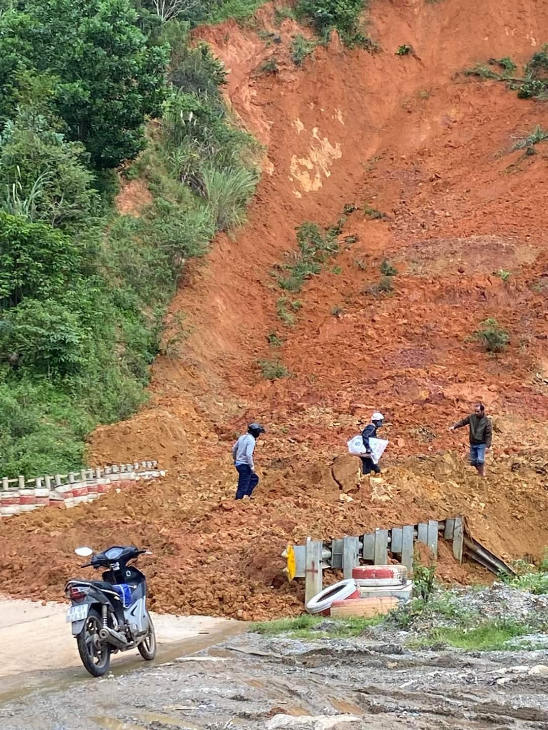 Một đoạn trên đèo Lò Xo dài 30-50m bị vùi lấp