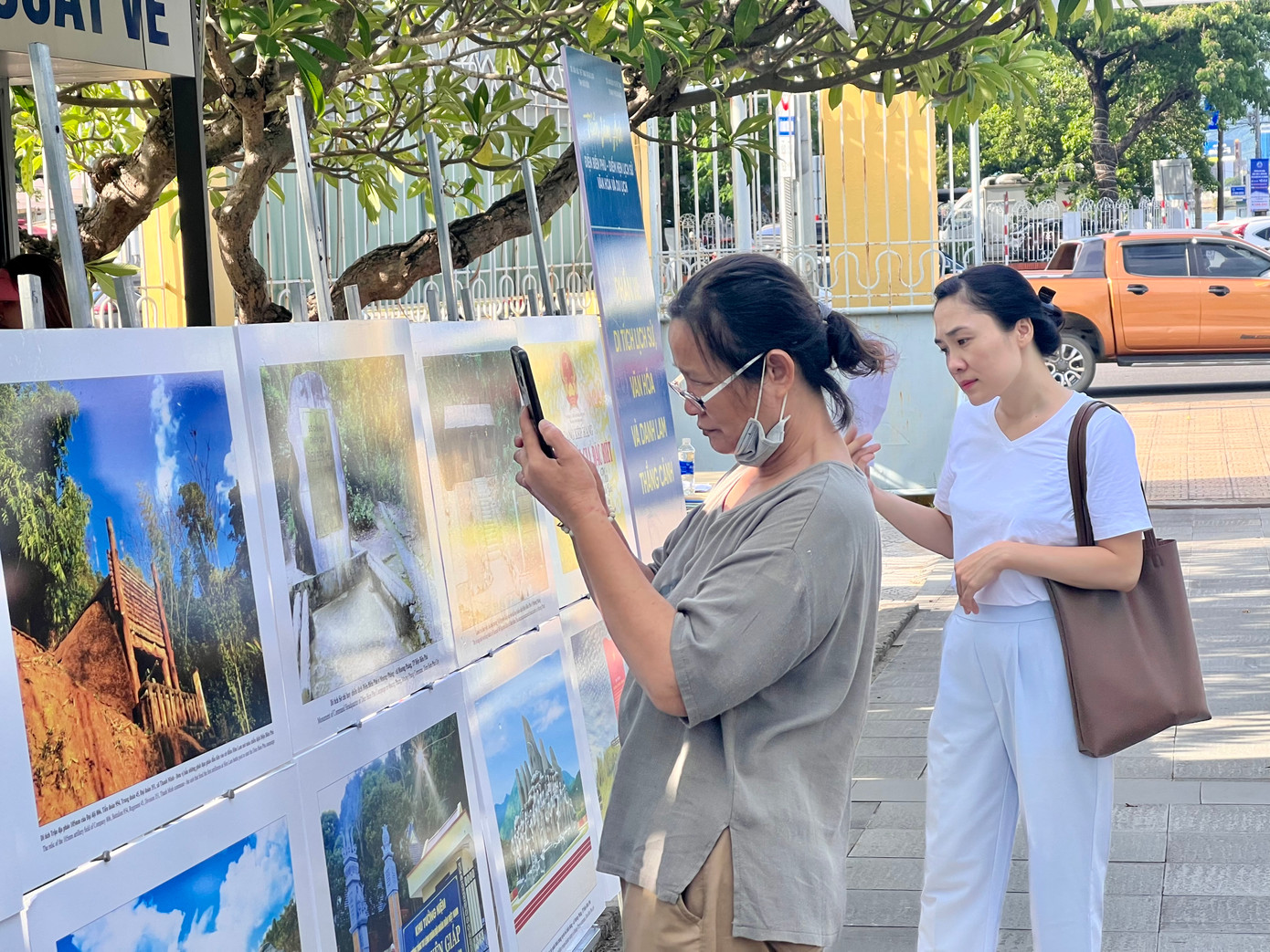 Đây cũng là dịp các bảo tàng của Điện Biên và Đà Nẵng giao lưu, trao đổi chuyên môn nghiệp vụ, chia sẻ những kinh nghiệm về nghiệp vụ đón tiếp, hướng dẫn khách tham quan. Ảnh: Thái Lâm. Đây cũng là dịp các bảo tàng của Điện Biên và Đà Nẵng giao lưu, trao đổi chuyên môn nghiệp vụ, chia sẻ những kinh nghiệm về nghiệp vụ đón tiếp, hướng dẫn khách tham quan. Ảnh: Thái Lâm.