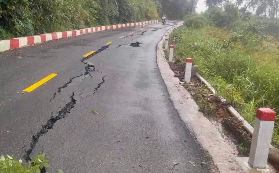 Tuyến đường Quốc lộ 4 tại Km 76+980 nứt dài khoảng 20m Tuyến đường Quốc lộ 4 tại Km 76+980 nứt dài khoảng 20m