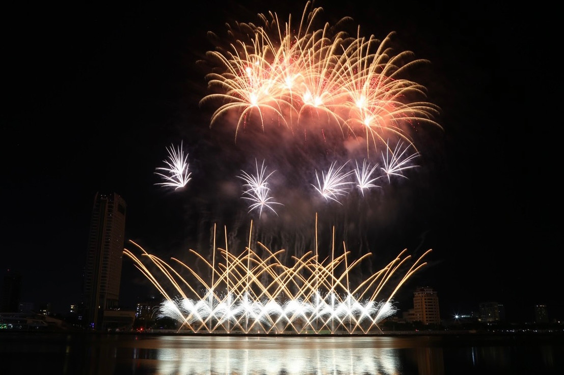 Suốt 20 phút trình diễn, đội Ba Lan thực sự đã mang đến một màn “ảo thuật” ánh sáng, với những tràng pháo nhiều hình tượng liên tưởng đến nước, lửa, đất và gió.