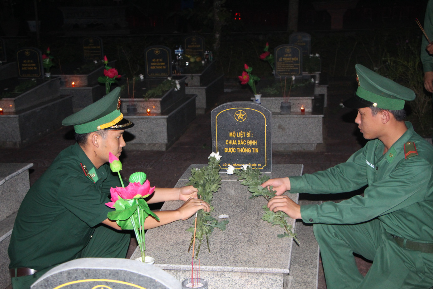 “Đó chính là hành động thực hiện đạo lý uống nước nhớ nguồn, đền ơn đáp nghĩa của Tuổi trẻ Quảng Ngãi và cùng nhiều công trình, phần việc thiết thực chăm lo cho các Mẹ Việt Nam anh hùng, các thương binh, các gia đình liệt sĩ, các gia đình chính sách”, anh Nghĩa bày tỏ. Trong ảnh: Tuổi trẻ quân đội dâng hoa tưởng niệm các liệt sĩ tại Nghĩa trang tỉnh Quảng Ngãi.