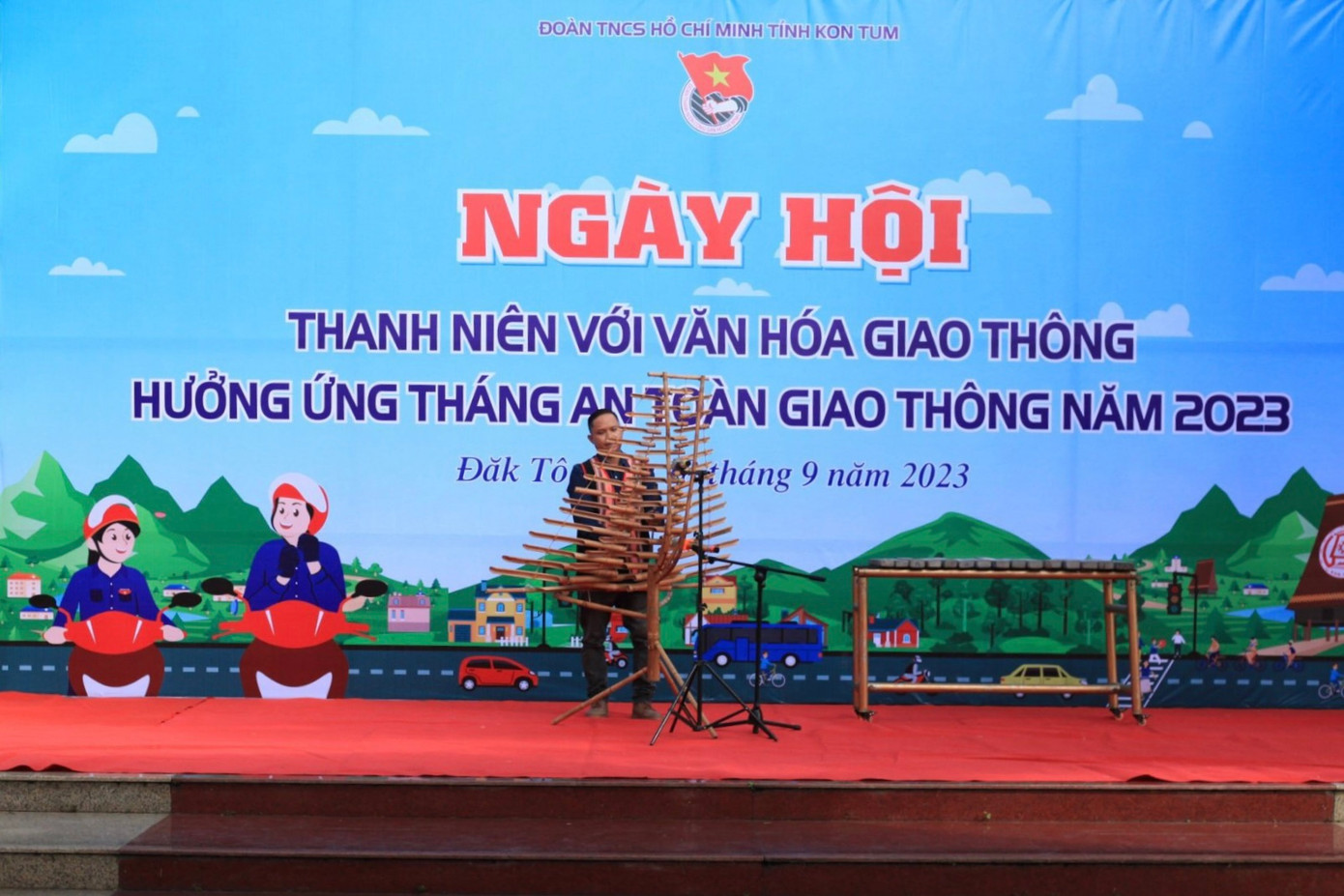 Nghệ nhân nhạc cụ dân tộc Tây Nguyên biểu diễn văn nghệ
