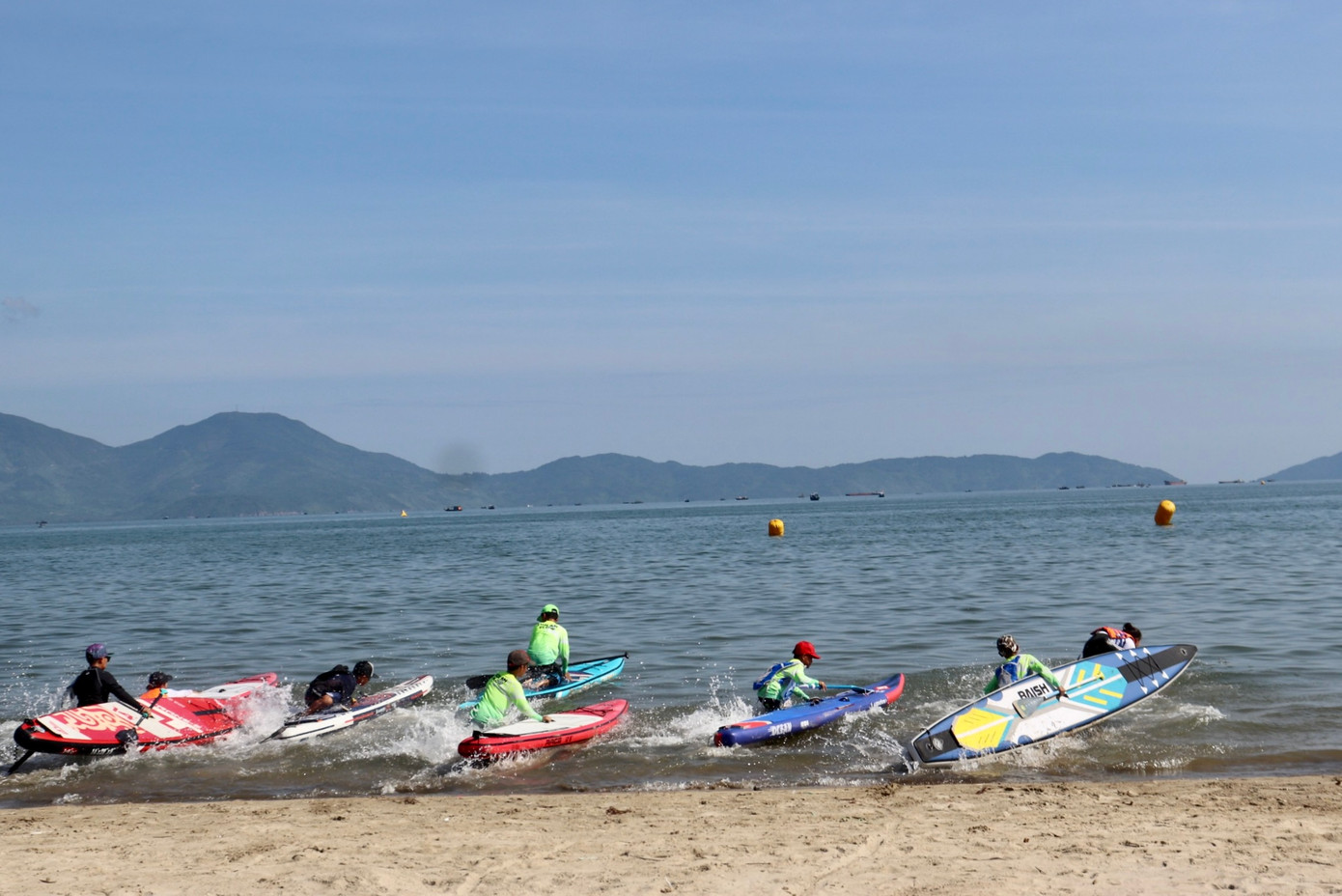 Các vận động viên tranh tài tại giải Sailing (đua thuyền buồm) thi đấu các nội dung: Loại thuyền Optimist (thi đấu nam, nữ), thuyền Laser, thuyền 470; Giải Sup (Ván chèo đứng) thi đấu các nội dung nam, nữ ở cự ly 200 m, 1.000 m, 1.500 m, 2.000 m và 6.000 m.