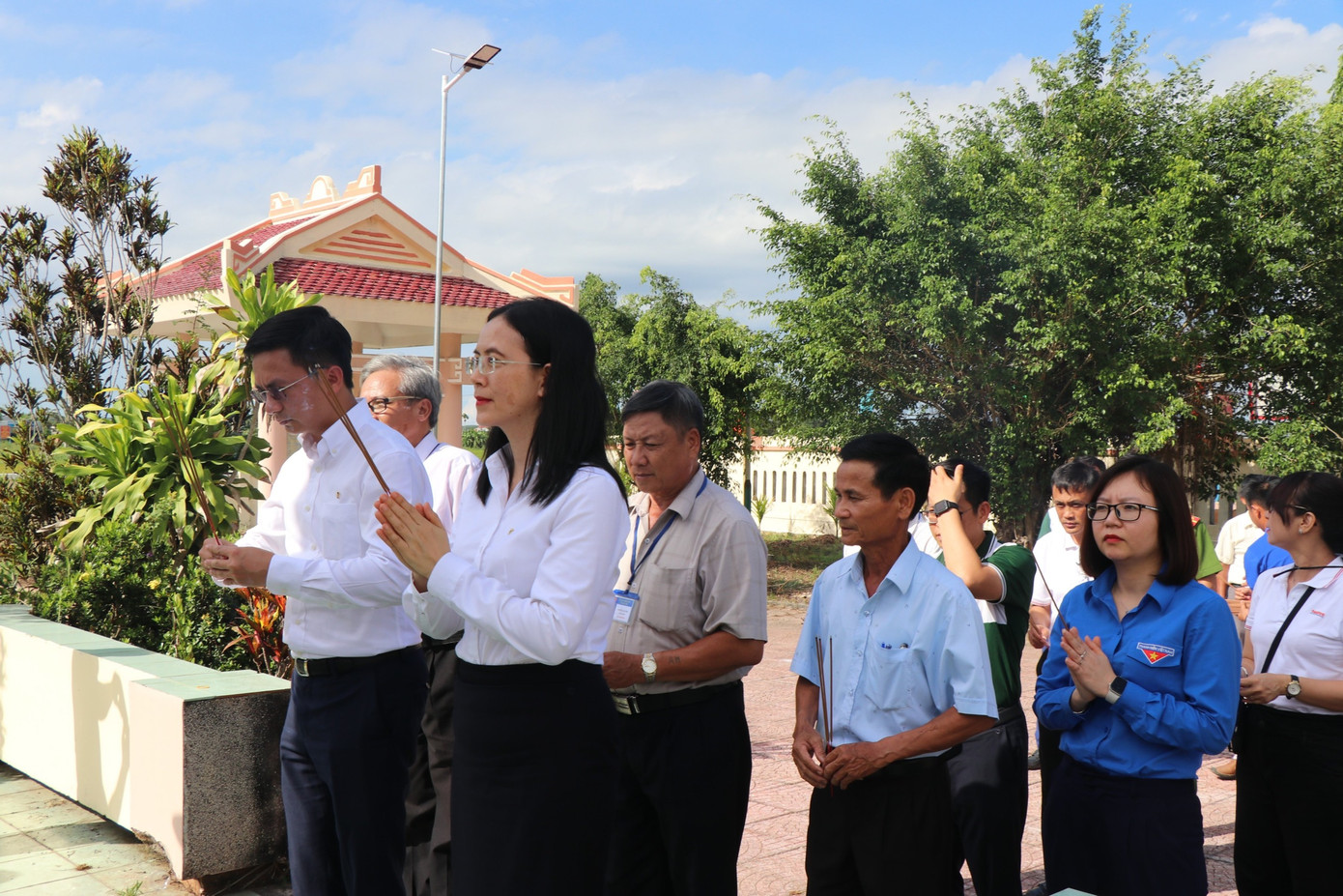 Bày tỏ lòng thành kính tri ân đối với những anh hùng liệt sĩ đã ngã xuống vì độc lập tự do của dân tộc. Bày tỏ lòng thành kính tri ân đối với những anh hùng liệt sĩ đã ngã xuống vì độc lập tự do của dân tộc.
