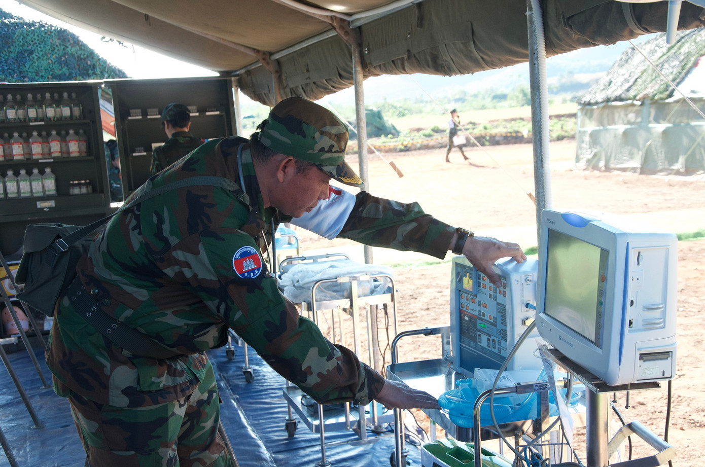 Sau khi phân loại, những nạn nhân nặng hoặc nguy kịch được đưa vào cấp cứu tối khẩn cấp để cứu sống tính mạng rồi chuyển sang bộ phận khác xử lý tiếp.