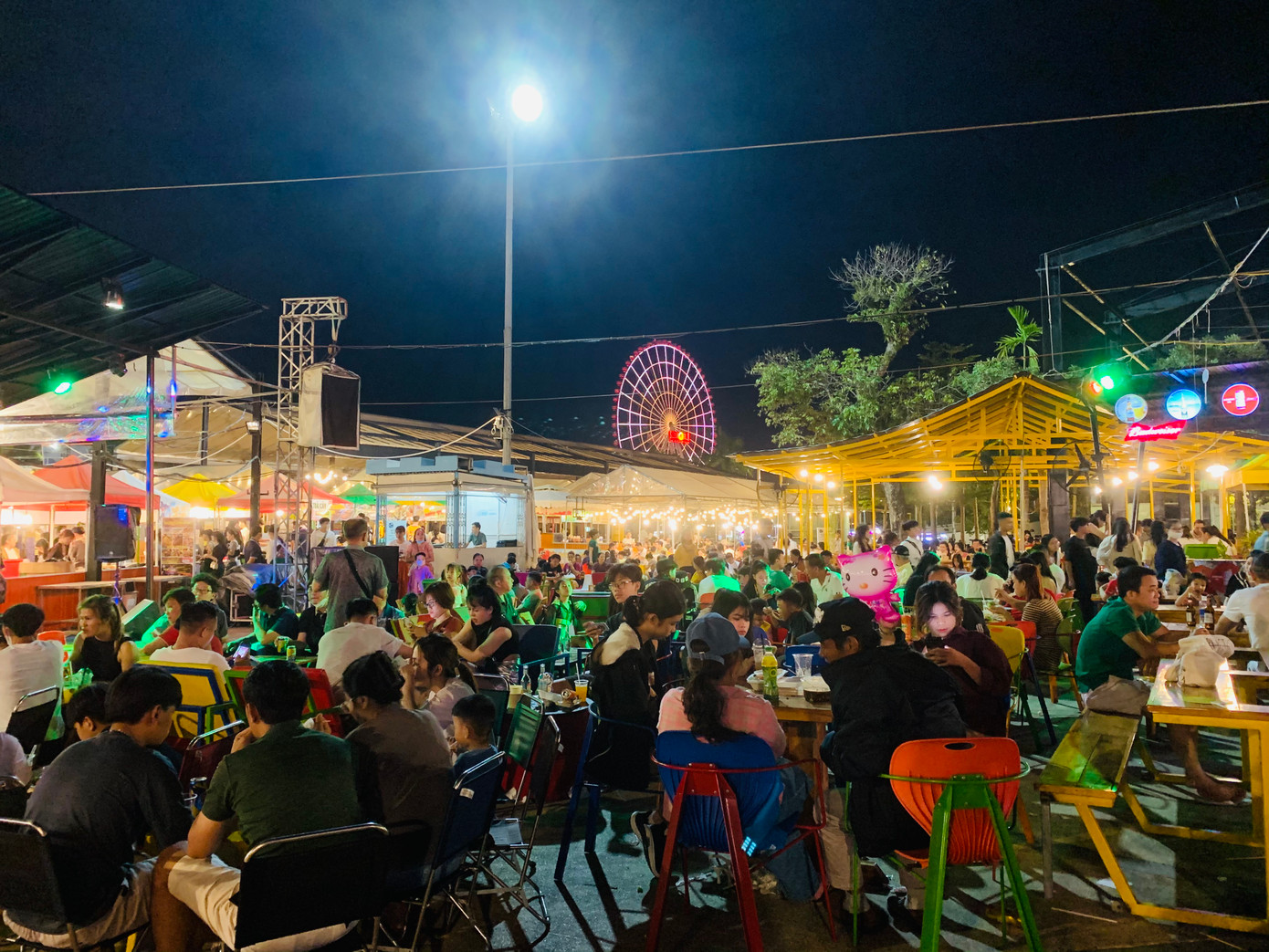 Chợ đêm Helio có vị trí đắc địa, nằm gần các khu vui chơi, trung tâm mua sắm nổi tiếng của Đà Nẵng nên thu hút rất đông du khách tới tham quan, vui chơi trong dịp lễ này.