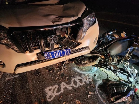 Xe máy tan nát, đầu xe ô tô bị hư hỏng Xe máy tan nát, đầu xe ô tô bị hư hỏng