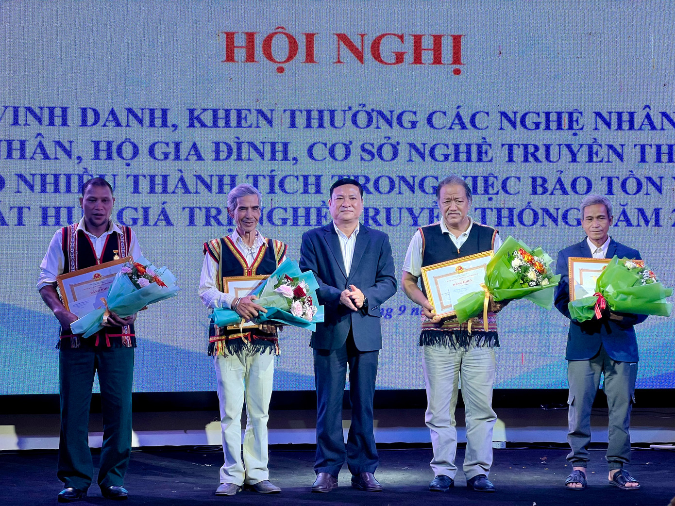 Các nghệ nhân xuất sắc nhận Bằng Khen của Chủ tịch UBND tỉnh Kon Tum