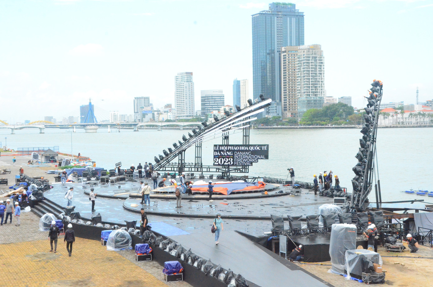 Với chủ đề "Thế giới không khoảng cách", lễ hội pháo hoa quốc tế Đà Nẵng nhằm tôn vinh sự phục hồi của du lịch thế giới sau dịch bệnh. Khác với các năm trước, sân khấu được bố trí bên sông Hàn đối diện trực tiếp địa điểm bãi bắn; trang trí với hình ảnh đào chuông - loài hoa biểu tượng của đỉnh Bà Nà. Ảnh: Thái Lâm.