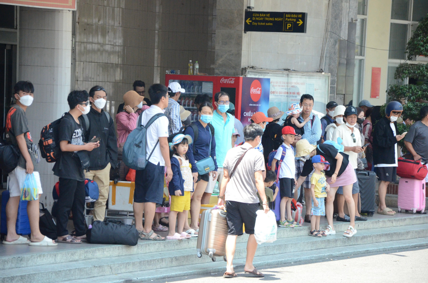 Cùng ngày tại Ga Đà Nẵng, số lượng người ra đông đúc, nhộn nhịp.