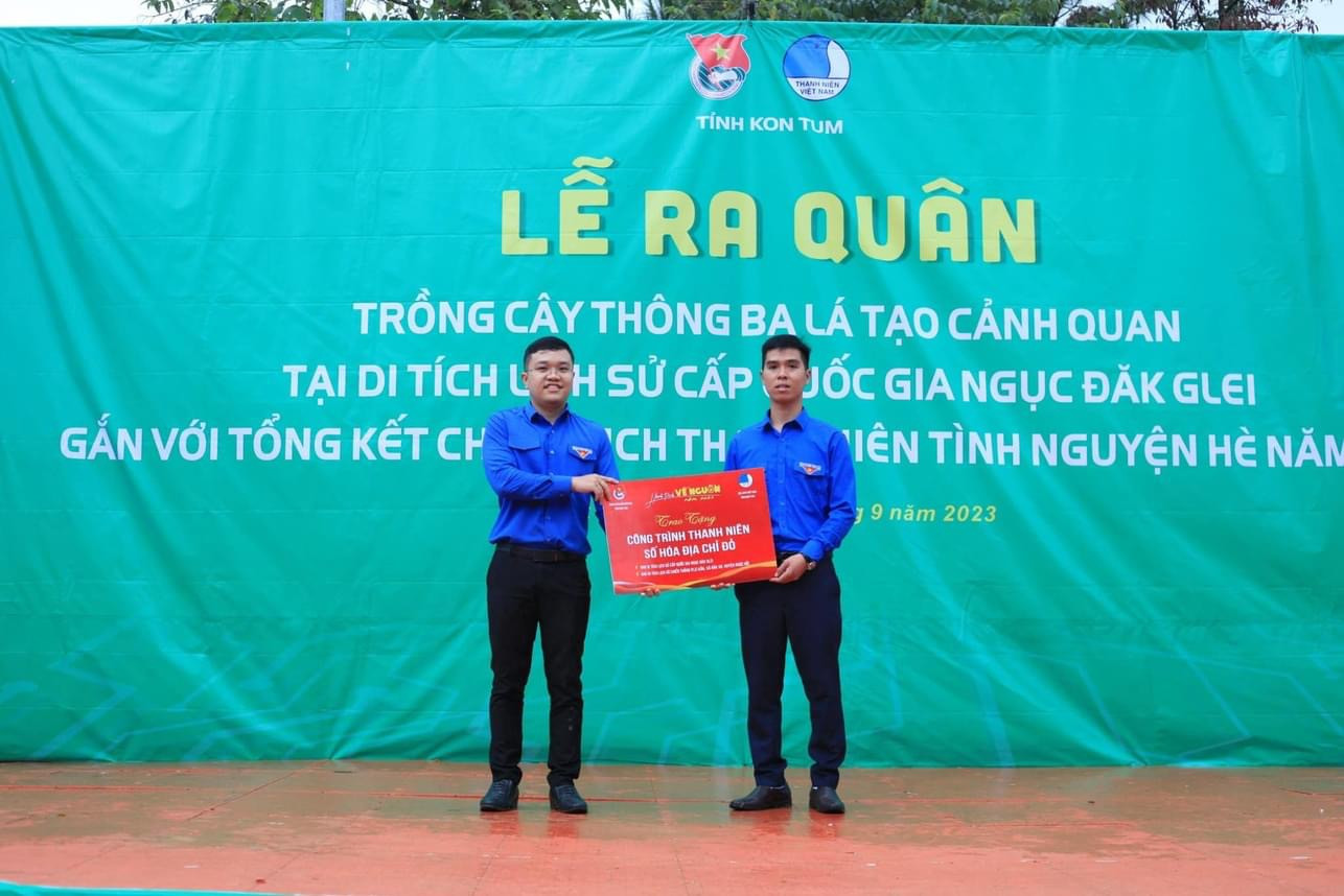 Đại diện các đơn vị ĐVTN nhận các công trình