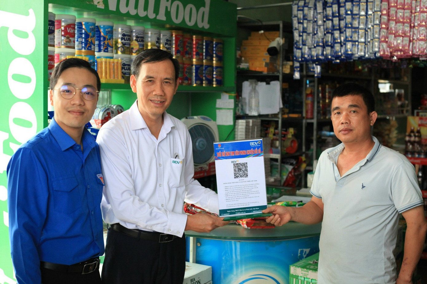 Ban Tổ chức đã trao tặng bảng mã QR thanh toán cho các hộ gia đình kinh doanh, Ban Tổ chức đã trao tặng bảng mã QR thanh toán cho các hộ gia đình kinh doanh,