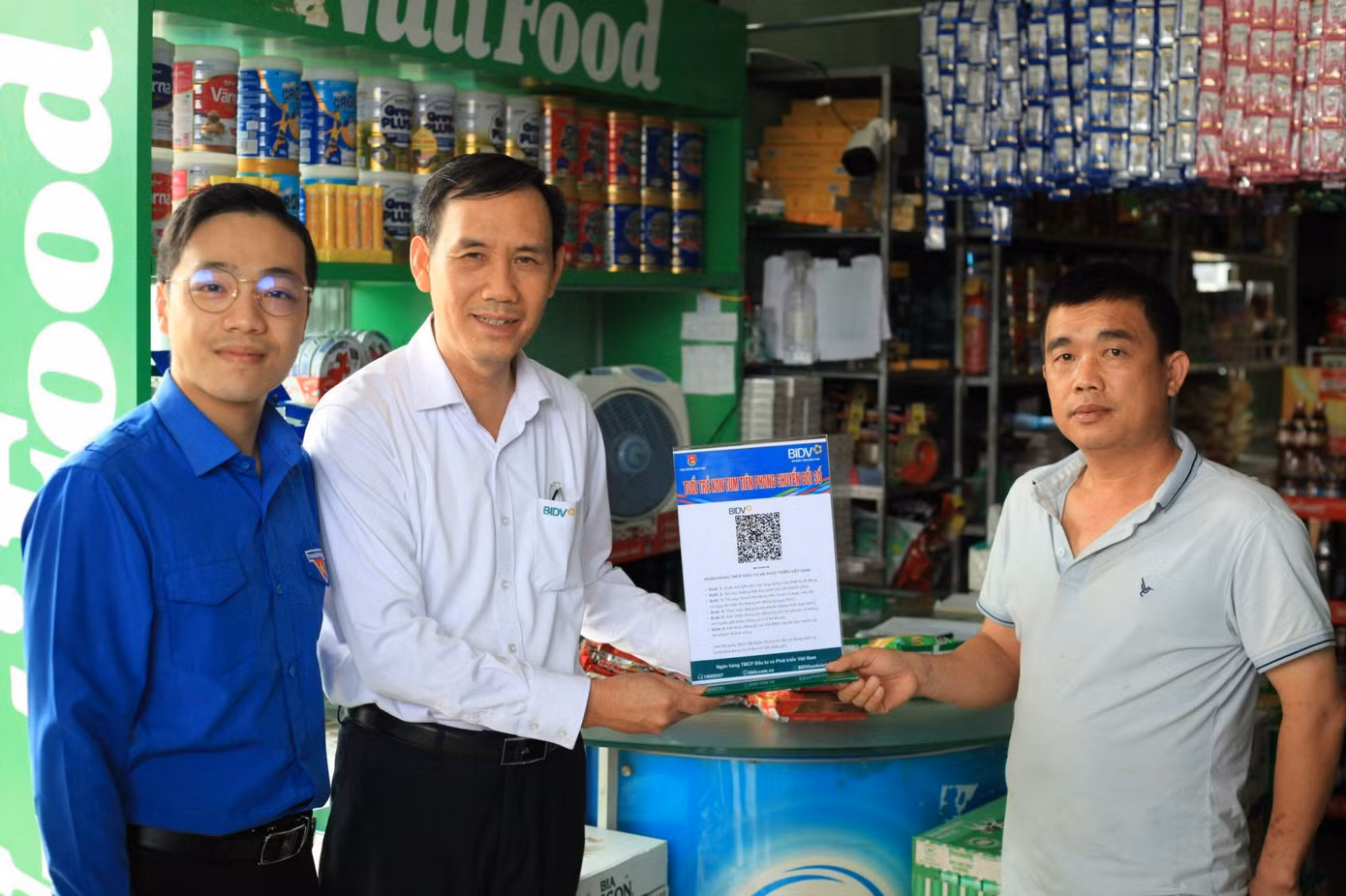 Ban Tổ chức đã trao tặng bảng mã QR thanh toán cho các hộ gia đình kinh doanh, Ban Tổ chức đã trao tặng bảng mã QR thanh toán cho các hộ gia đình kinh doanh,