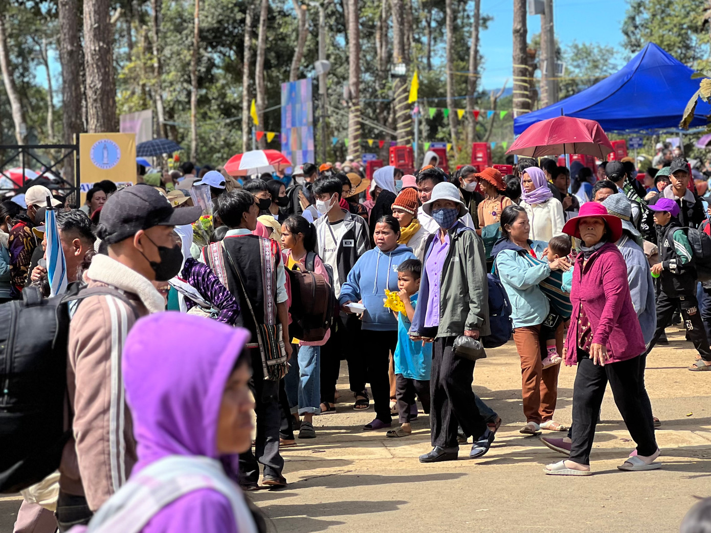 Dòng người tấp nập tạo nên bầu không khí sinh hoạt văn hóa cộng đồng hân hoan, sôi nổi.