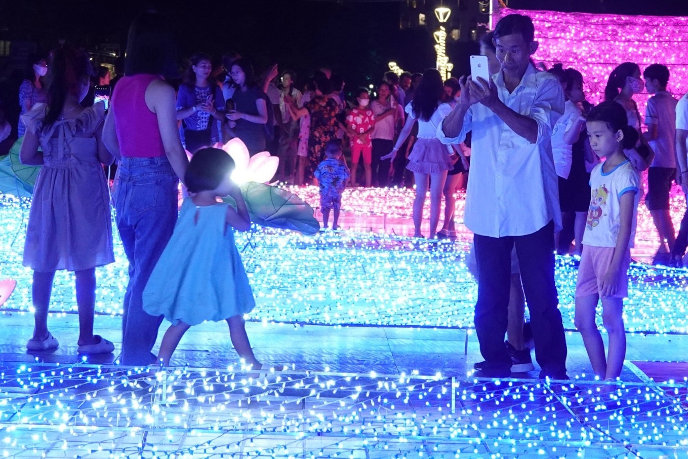 Chị Nguyễn Thị Mỹ Linh, du khách người Hà Nội, chia sẻ: “Quá đẹp! Đây là lần đầu tiên chúng tôi bị thu hút bởi không gian màu sắc và kỳ ảo như thế này".