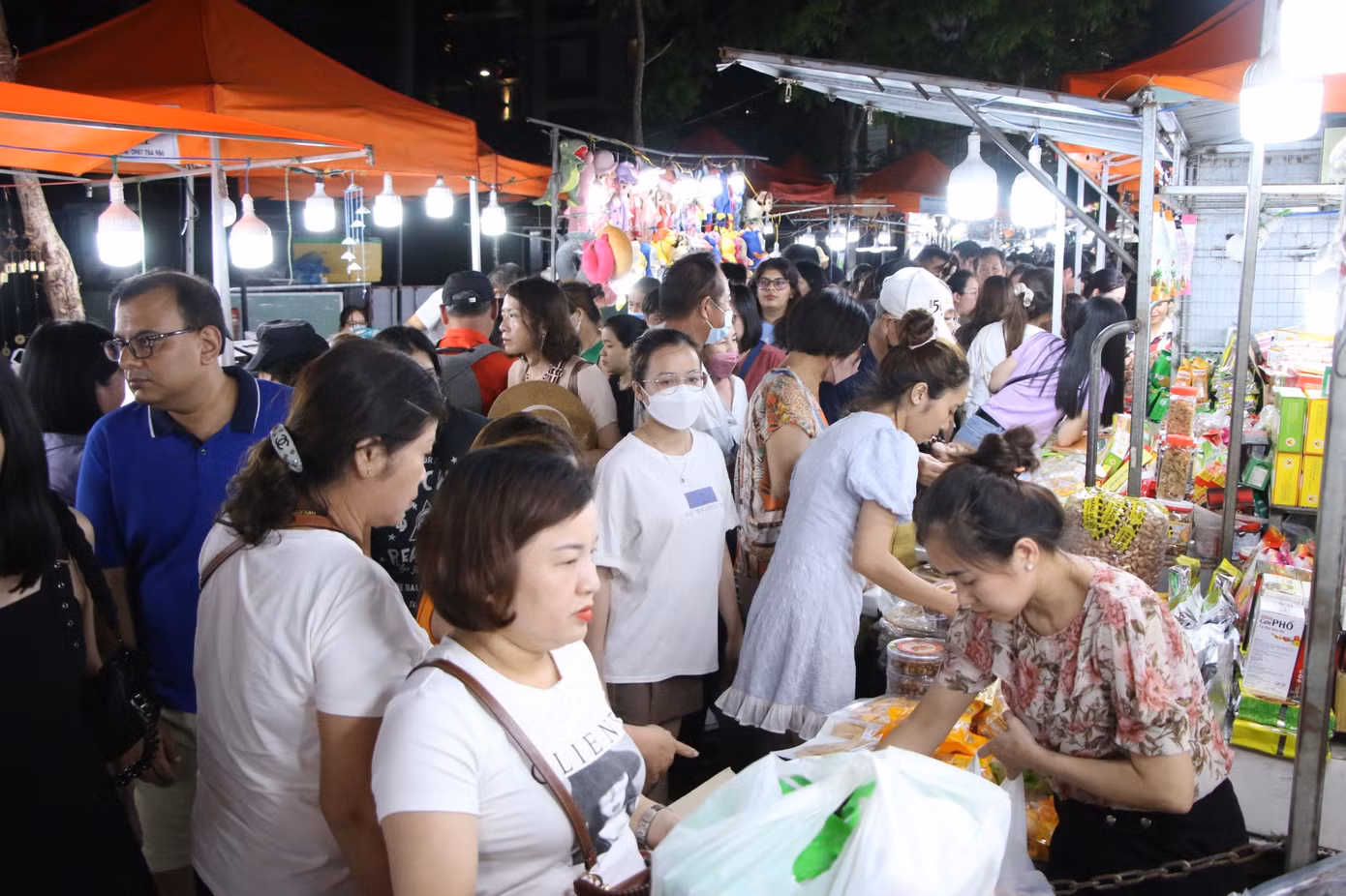Tại chợ đêm Sơn Trà từ 18-19h, con đường vào chợ đã chật kín khách.