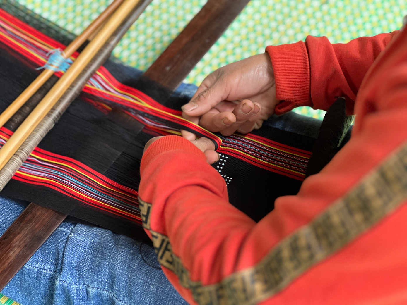 Chị Pơloog Thị Mêu, thành viên tổ hợp tác dệt thổ cẩm thôn Đhrôồng chia sẻ nếu dệt thổ cẩm vì mục đích kiếm tiền, vì mục đích lợi nhuận chắc không ai dệt. "Bởi hiện dệt một tấm khố cườm rộng 30 m, dài 4 m, mất 10 ngày, một tấm choàng đôi dài 3,5 m, rộng 1 m mất hơn 20 ngày, áo adoót dệt mất 5 ngày, váy ngắn mất 4 ngày, váy dài mất 10 ngày", chị Mêu nói.