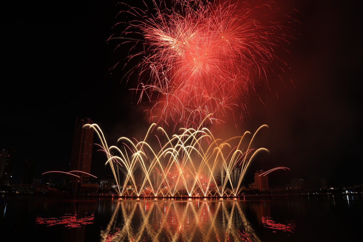 Anh Nguyễn Văn Linh, du khách TPHCM chia sẻ: "Tôi thấy đội Australia thể hiện quá xuất sắc chủ đề của đêm nay. Họ đã vẽ được những ước mơ lên được bầu trời. Trên nền nhạc dance sôi động, đội Australia đã khiến người xem không ngừng lắc lư trong sự kết hợp hoàn hảo của âm nhạc và pháo hoa".