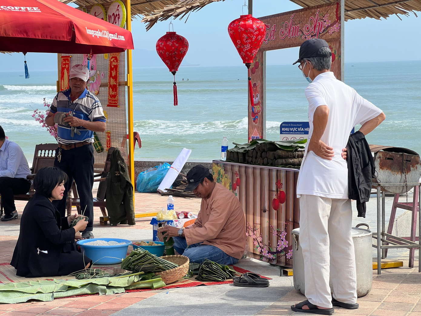 Đến với chương trình, du khách có cơ hội trải nghiệm nấu bánh chưng, tự làm các loại bánh mứt cổ truyền như bánh in, bánh thuẫn, mứt dừa, bánh chưng… (Ảnh: Thái Lâm).