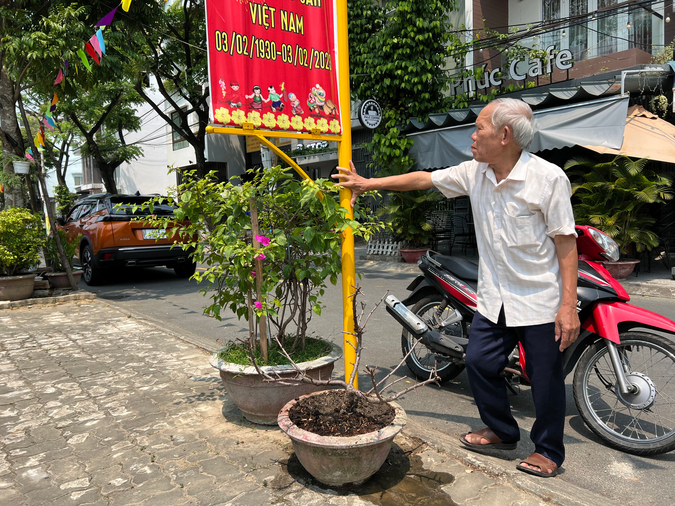 "Rất nguy hiểm, nhất là trẻ em khi vui chơi bên vỉa hè vào những lúc tối trời. Bất cẩn một chút thôi là đâm phải giá đỡ. Những cột được lắp đặt hoàn chỉnh còn đỡ, chứ mấy chưa được lắp tấm pano nguy hiểm vô cùng. Vừa rồi tôi đụng đầu khi đang loay hoay dọn rác vỉa hè đối diện nhà”, ông Ngô Văn Trọng (trú tổ 48, phường Thuận Phước) nói.