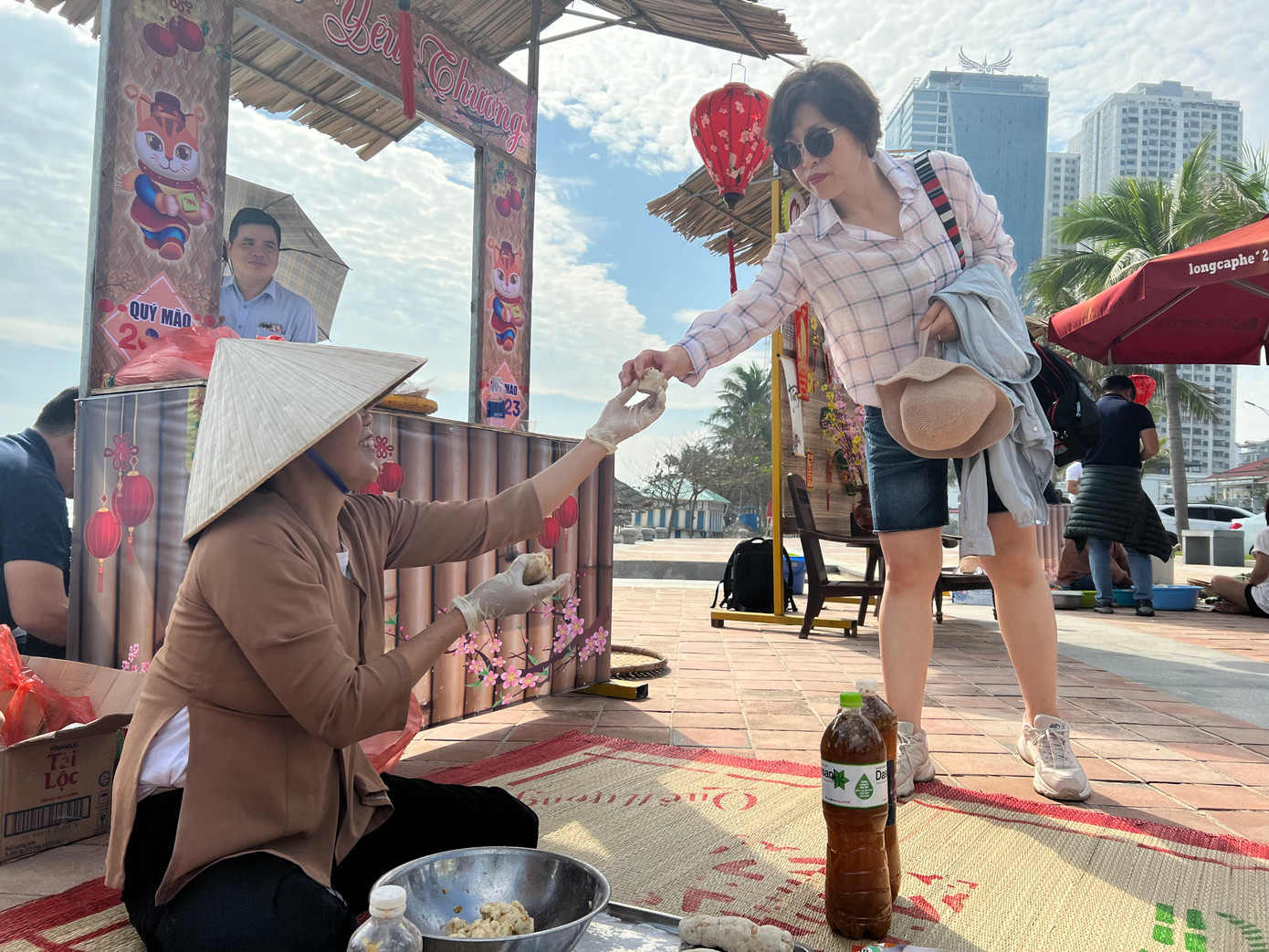 Trong khuôn khổ chương trình, chiều nay, BTC sẽ trao 50 suất quà “Xuân Yêu Thương” cho các công nhân vệ sinh môi trường, lực lượng đảm bảo an ninh trật tự, cứu hộ và người dân địa phương có hoàn cảnh khó khăn trên địa bàn thành phố.