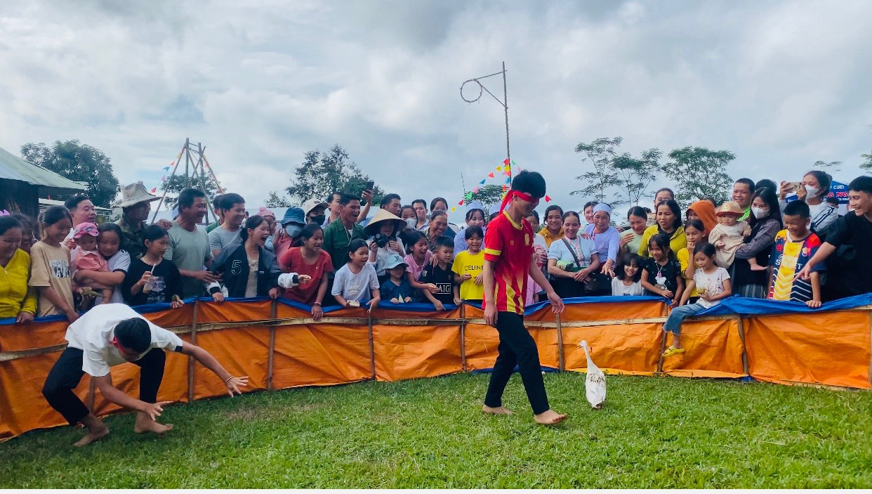 Trai làng Mường tham gia trò chơi dân gian bịt mắt bắt vịt.