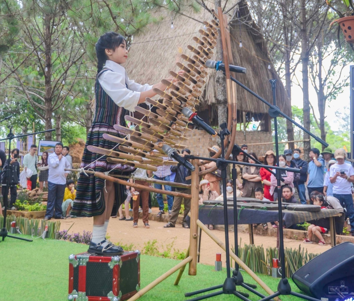 Y Thiên An diễn tại khu du lịch sinh thái Quốc gia Măng Đen (huyện Kon Plông, Kon Tum) Y Thiên An diễn tại khu du lịch sinh thái Quốc gia Măng Đen (huyện Kon Plông, Kon Tum)