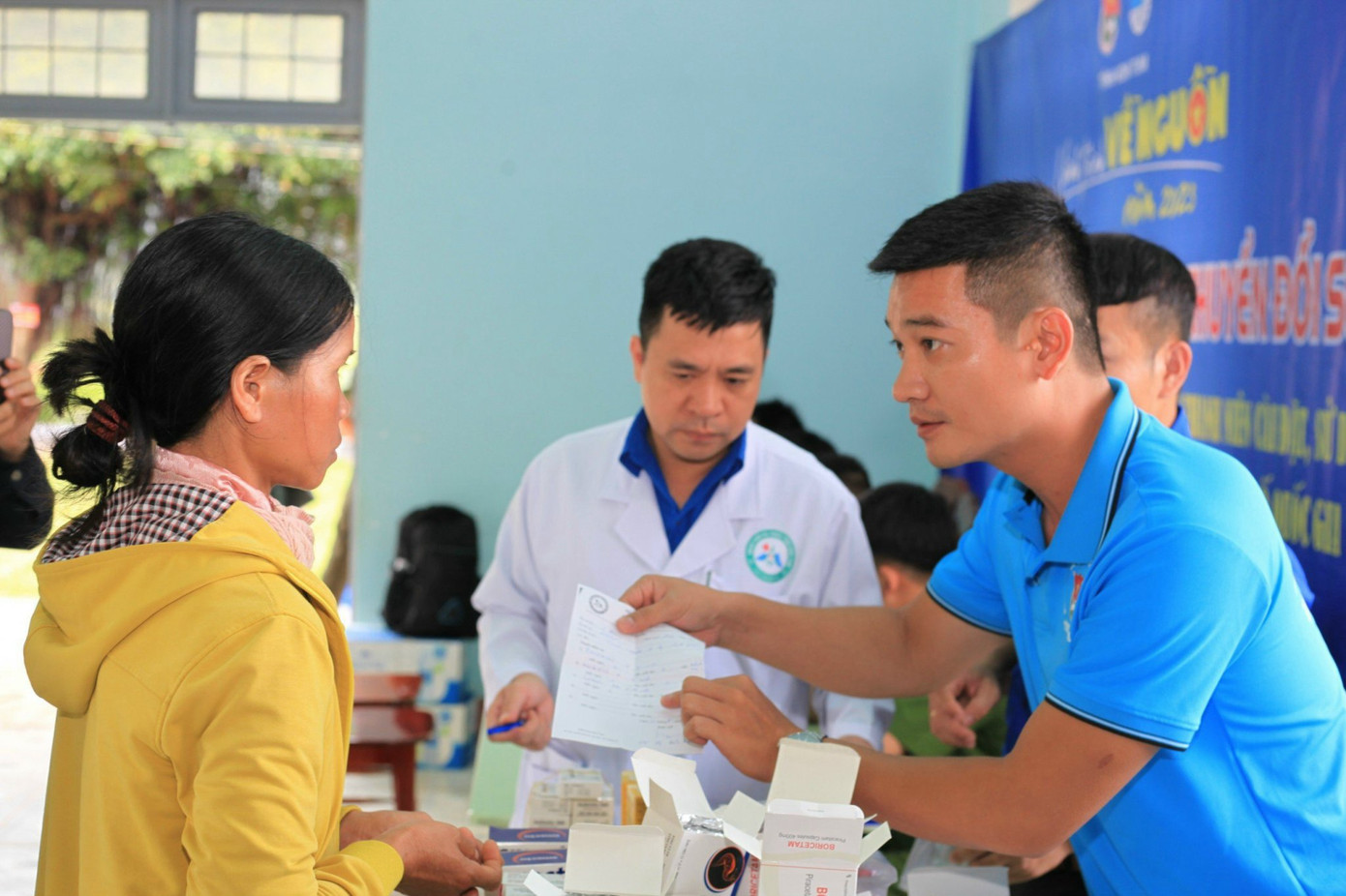 Tham gia chuỗi hoạt động, CLB Thầy thuốc trẻ Kon Tum (trực thuộc Ủy ban Hội LHTN Việt Nam tỉnh Kon Tum) đã khám, chữa bệnh, cấp phát thuốc miễn phí cho hơn 200 bà con nghèo, cận nghèo xã Đăk Choong (huyện Đăk Glei)