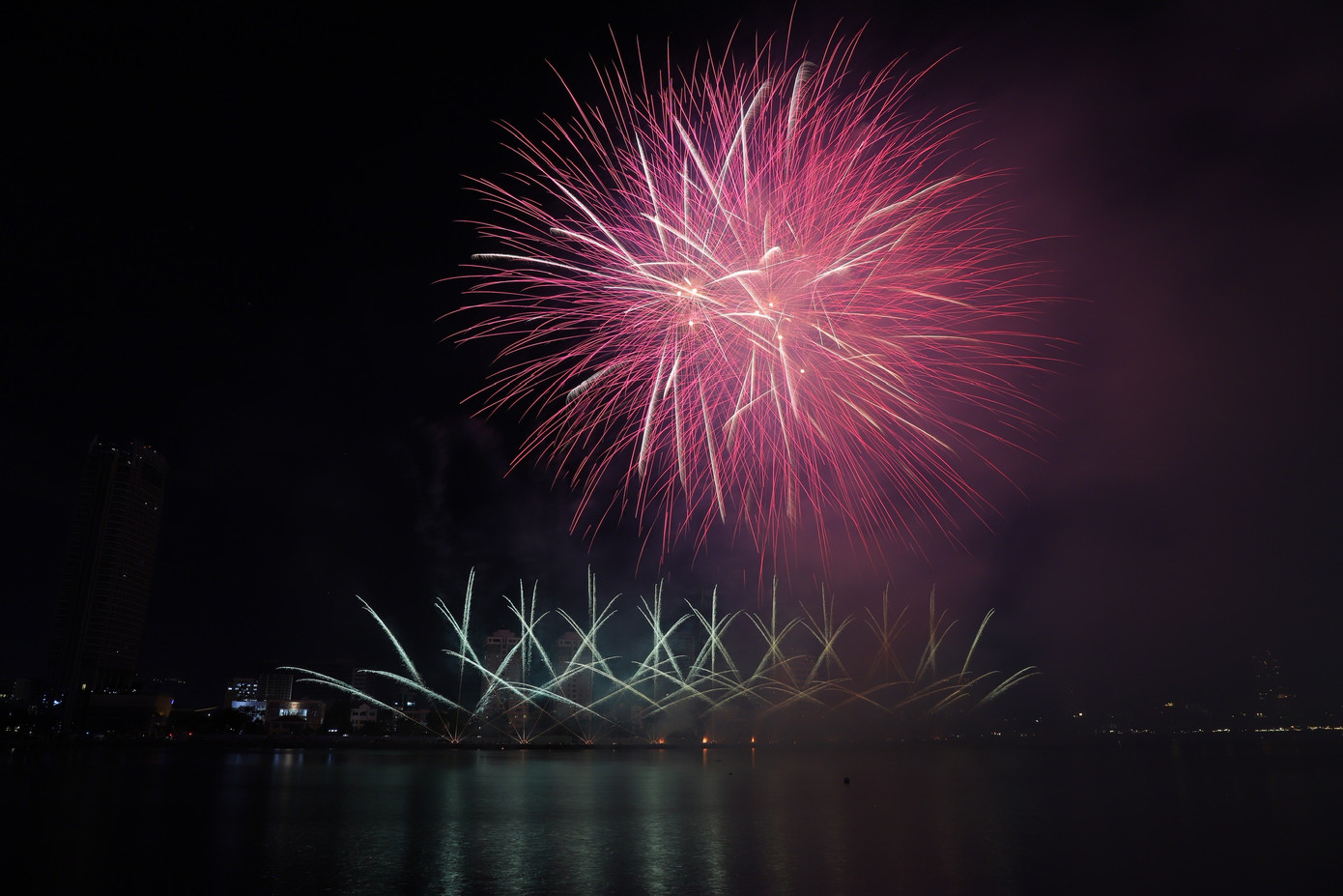 Chị Kim Mai (Hà Nội) có mặt tại khán đài DIFF 2023, trầm trồ về màn trình diễn của đội cho biết: “Màn trình diễn pháo hoa của đội tuyển Italia rất ảo diệu và điệu nghệ. Kỹ thuật bắn của đội Italia năm nay xuất sắc hơn. Có những hiệu ứng pháo ánh sáng chưa được nhìn thấy bao giờ”.