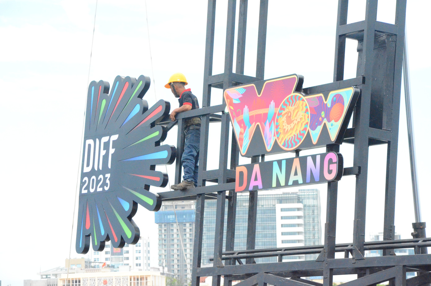 Được đầu tư hoành tráng, DIFF 2023 năm nay sẽ mang phong cách hiện đại, khoáng đạt nhằm tôn vinh tối đa cảnh sắc rực rỡ về đêm của thành phố sông Hàn. Với mong muốn, lễ hội sẽ góp phần mang lại danh hiệu Đà Nẵng là "Điểm đến sự kiện - lễ hội hàng đầu châu Á".