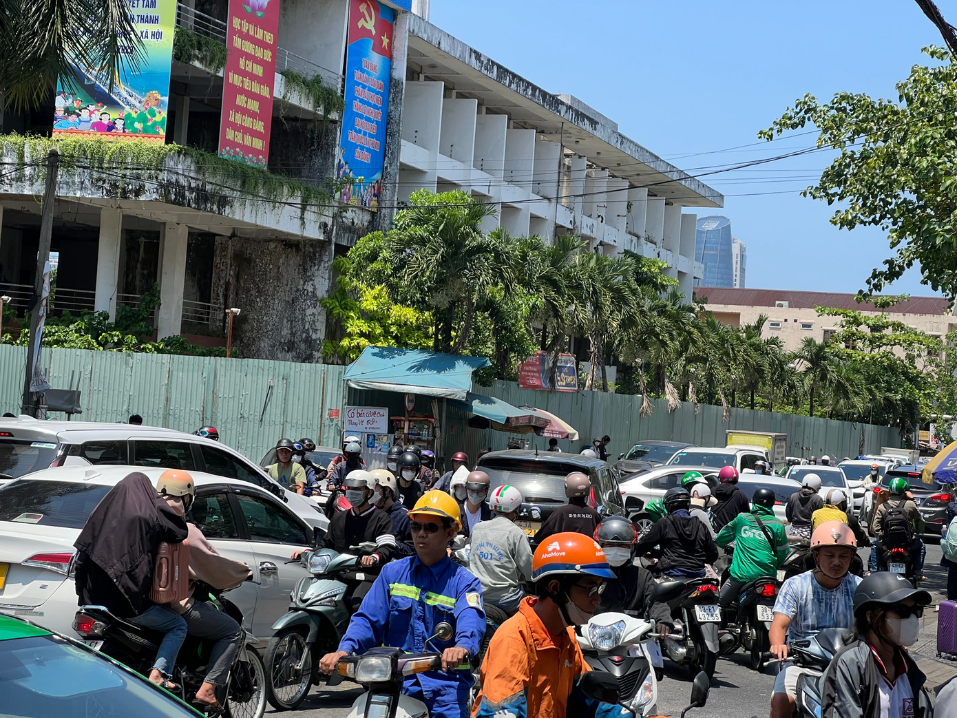 Tại ngã ba đường Hải Phòng giao đường Hoàng Hoa Thám, tình trạng ùn tắc cục bộ xảy ra khi lượng xe từ ga tàu đổ ra cùng một thời điểm.