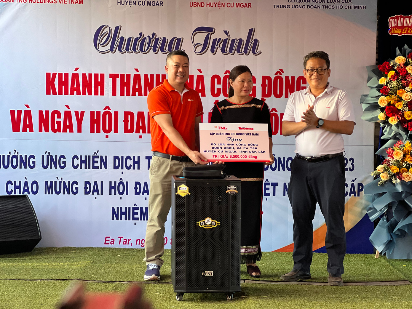 Ban tổ chức tặng bộ loa cho buôn KĐoh Ban tổ chức tặng bộ loa cho buôn KĐoh