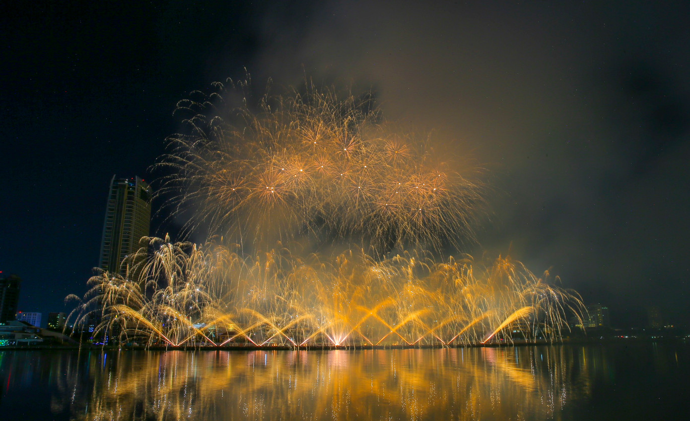 Mang chủ đề “Sắc màu hi vọng”, đội pháo đến từ nước Pháp đã khắc hoạ những câu chuyện về tình yêu, niềm hi vọng.