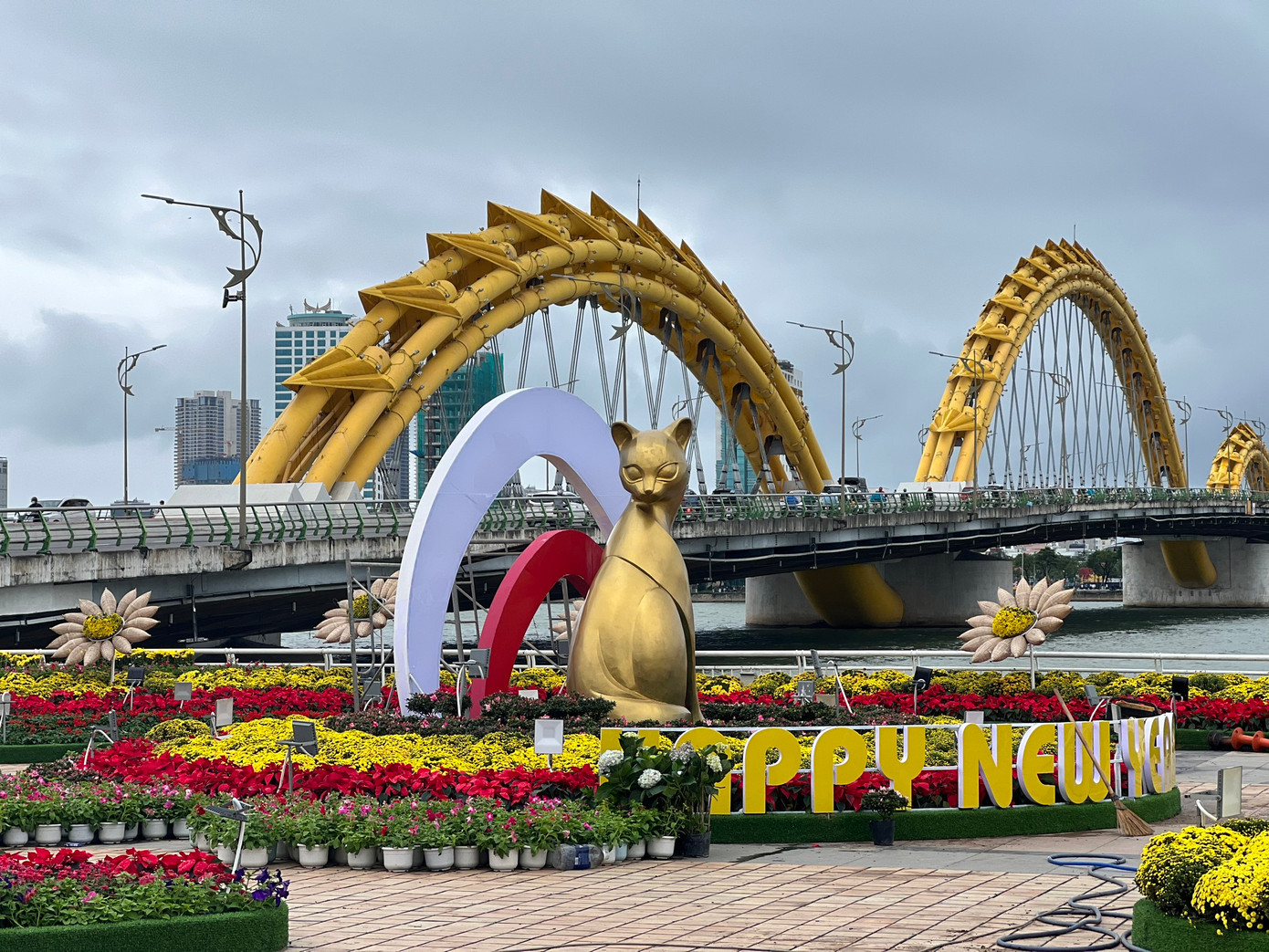 Linh vật mèo với kiểu dáng khác được trang trí tại đường hoa Xuân phía chân cầu Rồng.