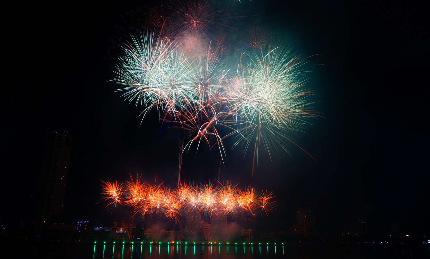 Trên nền nhạc Mad World và Survivor, đội pháo hoa đến từ "xứ sở chuột túi" tập trung vào kỹ thuật với 7.500 thiết bị pháo hoa, mang đến cho khán giả màn trình diễn ánh sáng vô cùng công phu với chủ đề Chiếu sáng, chiếu sáng, bạn đời.