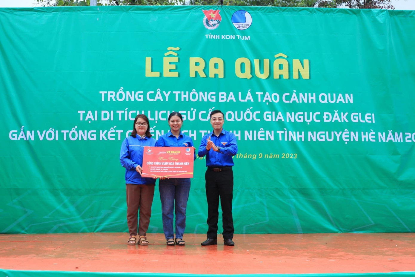 Đại diện các đơn vị ĐVTN nhận các công trình